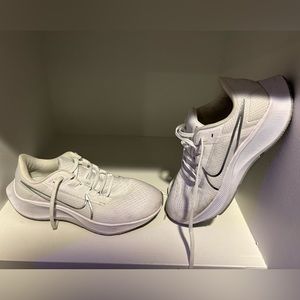 Nike Air Zoom Pegasus 38 White Metallic Silver (Women's) Size 8 (CW7358-100)